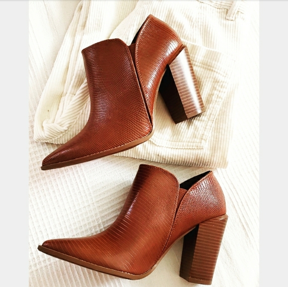 New England Collection cinnamon lizard print boot - Picture 2 of 4